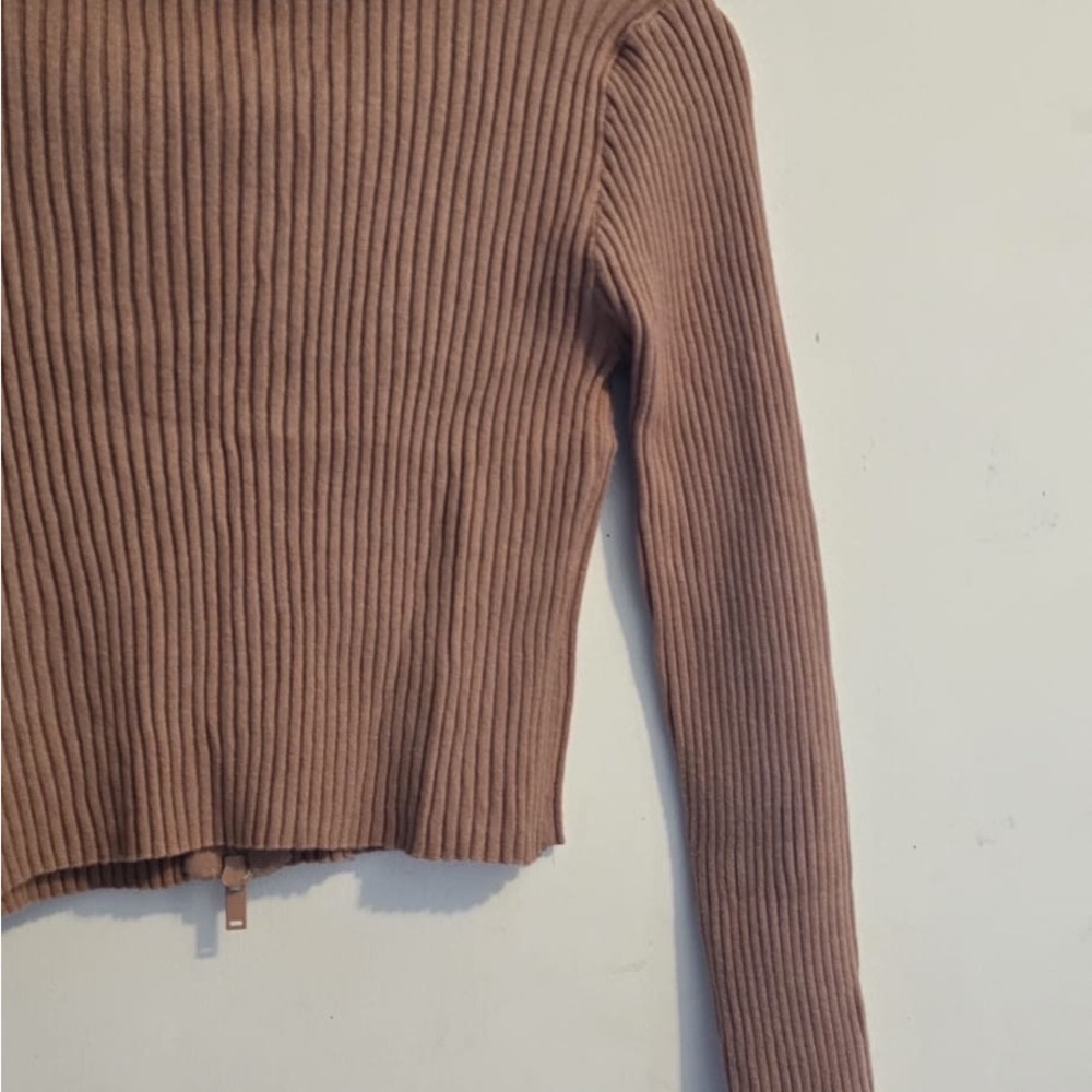 Stylish Ribbed Zip-Up Crop Top - Picture 13 of 14